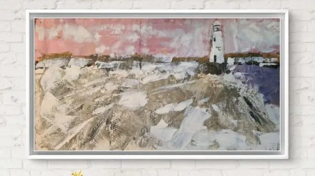 Un cuadro de paisaje de un faro y el mar, con un cielo rosado y grandes pinceladas.