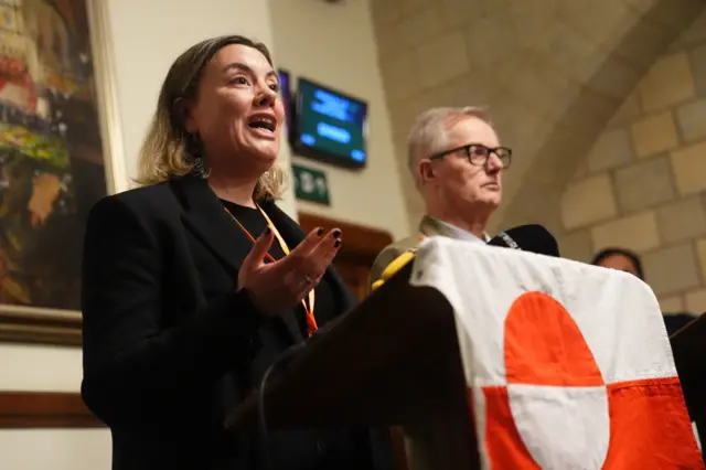 ناجا ناثانييلسن، وزيرة الصناعة والموارد الطبيعية في غرينلاند، تلقي كلمة أمام أعضاء البرلمان في اجتماع عُقد في قاعة الاتحاد البرلماني الدولي في وستمنستر، يوم الثلاثاء 13 يناير/كانون الثاني 2026.