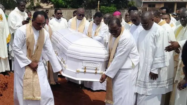 Mgbe ndị ụkọchukwu yi uwe ọcha ha ma buru igbe ozu Fada stephen Chukwuma na-acha ọcha ma na-adọnye ya n'ala.