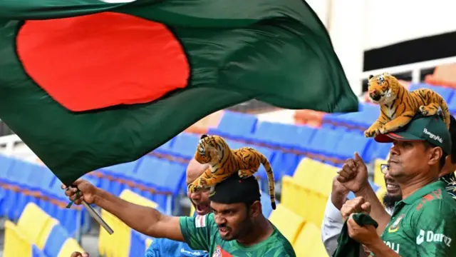 বাংলাদেশের প্র্যাকটিস সেসনে দলকে উজ্জীবিত করছেন সমর্থকরা। শুক্রবার, ইডেনে