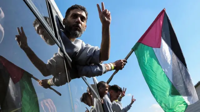 سجناء فلسطينيون أفرجت عنهم إسرائيل.