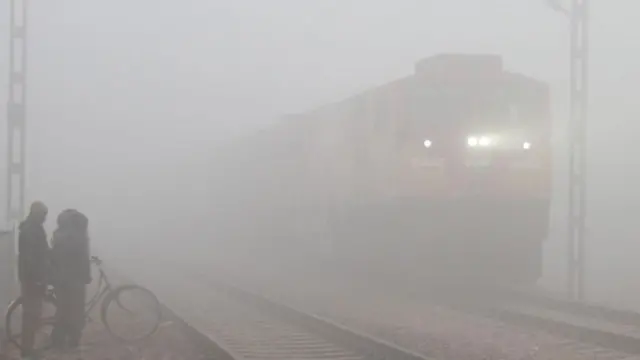 ਧੁੰਦ ਵਿੱਚੋਂ ਲੰਘਦੀ ਰੇਲ ਗੱਡੀ