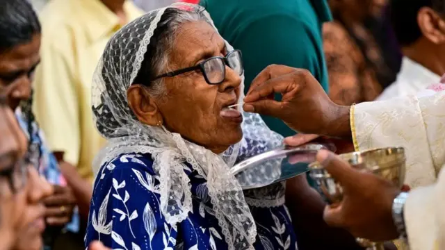 ሓደ ካቶሊካዊ ካህን ኣብ ካቱዋፒቲያ ሲሪላንካ ኣብ ዝርከብ ቤተ ክርስቲያን ቅዱስ ሰባስቲያን ንሓንቲ ኣደ ቅዱስ ቁርባን እናሃቡ