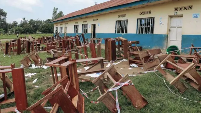 Kituo cha kupigia kura kilivamiwa baada ya watu kuzuiwa kupiga kura huko Bunia, mkoa wa Ituri, Desemba 20, 2023.