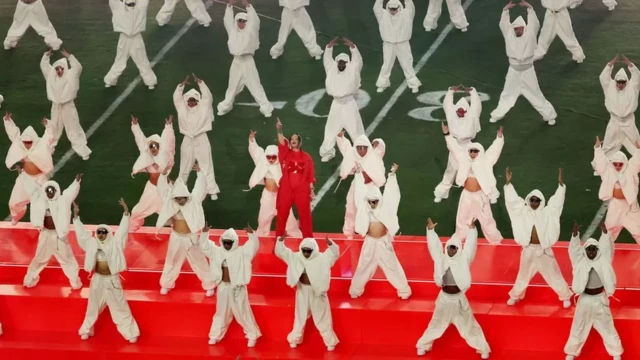 Rihanna and her dancers