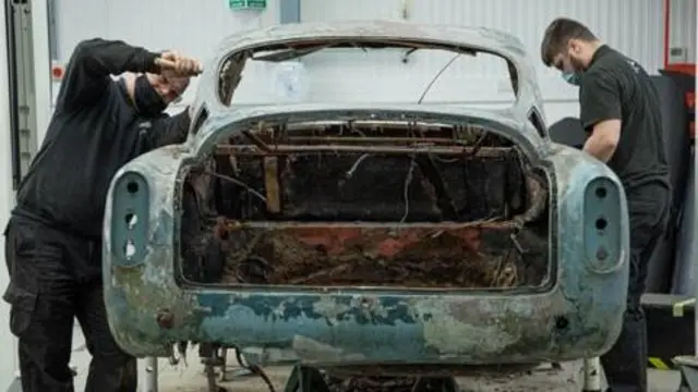 Dvojica majstora rade na restauraciji Aston Martina