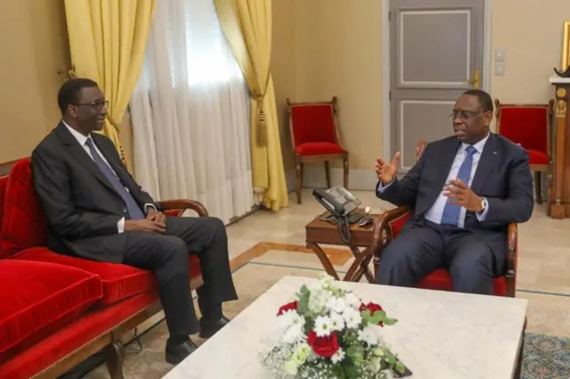 Le président sortant Macky Sall (à droite) et son dauphin Amadou Ba