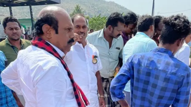 திமுக அமைச்சர் எ வ வேலு மீது வருமானவரித்துறை சோதனை