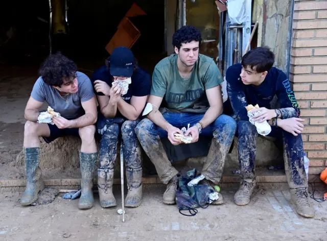 Hombres comiendo