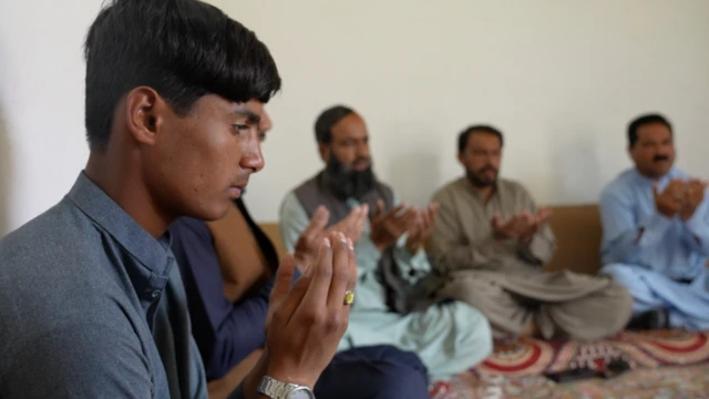 ممتاز کا بیٹا اور بھائی تعزیت کے لیے آنے والوں کے ساتھ