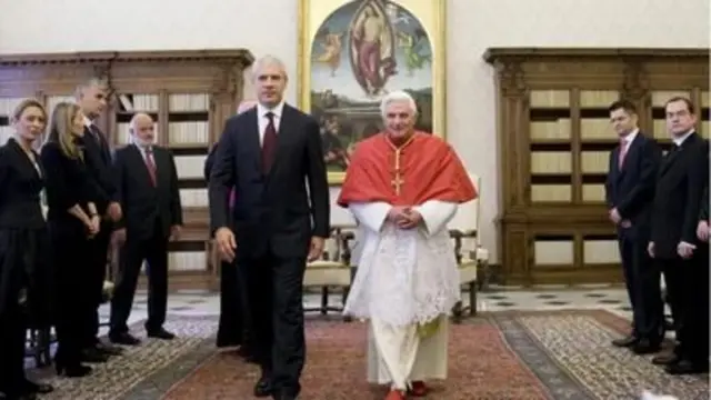 U delegaciji Borisa Tadića bili su tada, sleva: Jasmina Stojanov (savetnica za medije), Nebojša Krstić (savetnik za medije), Vladeta Janković (ambasador Srbije), Vuk Jeremić (ministar spoljnih poslova), Jovan Ratković (spoljnopolitički savetnik)