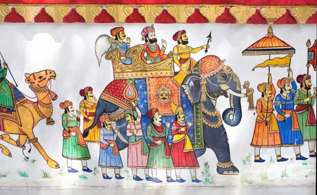 Procession colorée de personnes, d'un chameau et d'un éléphant