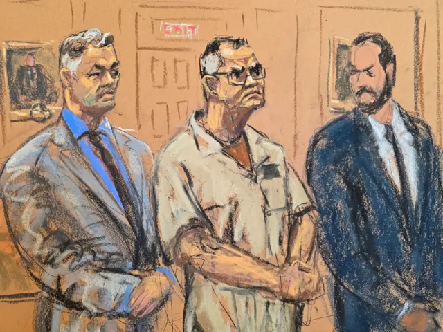Un boceto realizado durante la audiencia muestra a Naasón Joaquín García, el líder de La Luz del Mundo, junto a sus abogados Caleb Mason y Alan Jackson durante la audiencia de lectura de cargos en un tribunal federal de Nueva York, EE. UU., el 23 de septiembre de 2025. REUTERS/Jane Rosenberg