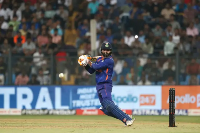 રવીન્દ્ર જાડેજાને તેમના ઑલરાઉન્ડ પ્રદર્શન બદલ મૅન ઑફ ધ મૅચનો ખિતાબ મળ્યો હતો