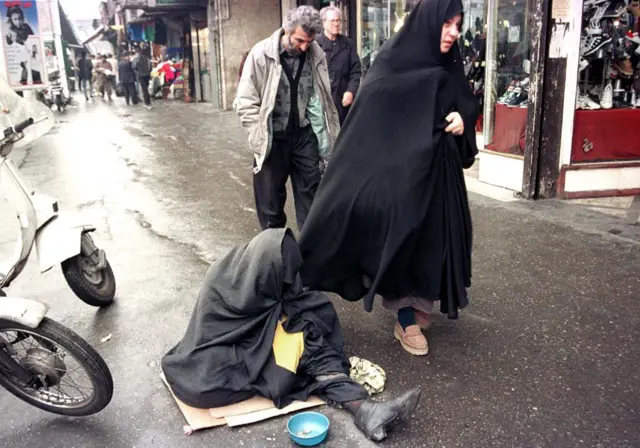 زنی در خیابان گدایی می کند
