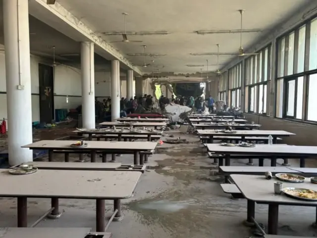 अहमदाबादमधील बी.जे. मेडिकल कॉलेज आणि सिव्हिल हॉस्पिटलच्या आवारात, जिथे एअर इंडियाचं विमान कोसळल्याचं सांगितलं जात आहे, तिथे किमान तीन विद्यार्थ्यांसह आणखी एका व्यक्तीचा मृत्यू झाल्याची भीती व्यक्त केली जात आहे