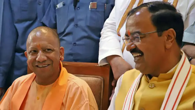 केशव प्रसाद मौर्य और योगी आदित्यनाथ (दाएं)