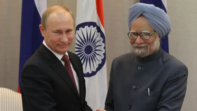 रूस के राष्ट्रपति व्लादिमीर पुतिन के साथ मनमोहन सिंह 