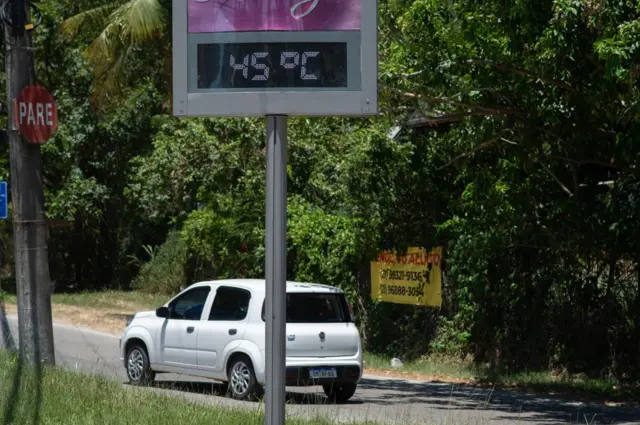 Termômetro marcando 45°C no bairro de Guaratiba, Rio de Janeiro