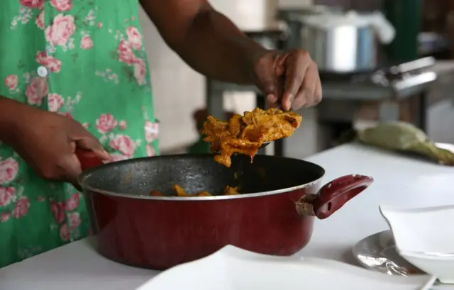 Dans la cuisine d'un restaurant à Libreville.
