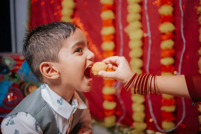 बाळाला पहिल्या 1000 दिवसांमध्ये भरपूर साखर आणि गोड पदार्थ खाऊ घालताय? मग हे वाचाच