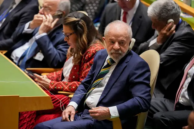 Lula escucha un discurso en la Asamblea General de la ONU junto a su esposa Janja y funcionarios de su gobierno