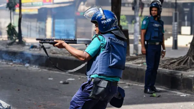 আন্দোলনকারীদের বিরুদ্ধে পুলিশের অ্যাকশন