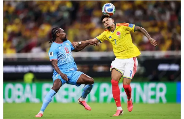 Imagen de dos jugadores de RDC y Colombia durante el partido en Guadalajara