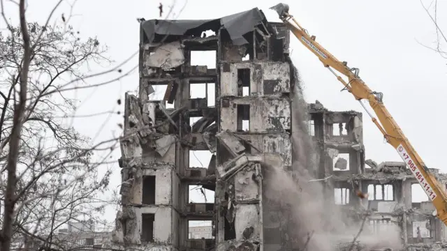 রুশ গোলার আঘাতে মারিউপোল শহরটি প্রায় সম্পূর্ন বিধ্বস্ত হয়েছে 