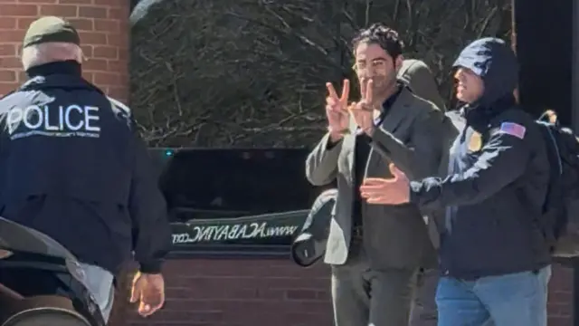 El momento de la detención de Mohsen Mahdawi