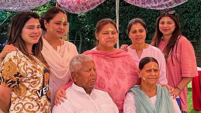 लालू प्रसाद यादव और राबड़ी देवी के नौ बच्चे हैं, सात बेटियां और दो बेटे