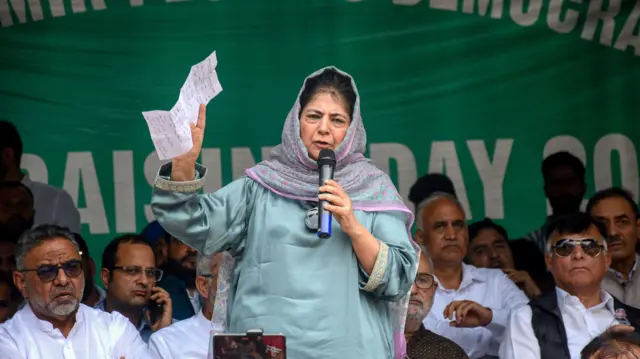 2014 के चुनाव में पीडीपी और बीजेपी की गठबंधन सरकार में महबूबा मुफ़्ती थीं सीएम