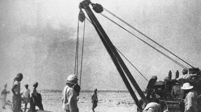 تصویر آرشیوی مربوط به سال ۱۹۵۵ کارگرانی را نشان می دهد که اولین خطوط لوله نفت را که از دخان به ام سیعب در قطر می‌رسید، نصب می‌کنند