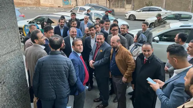 دیپلماتها و کارکنان سفارت در حال ترک ساختمان