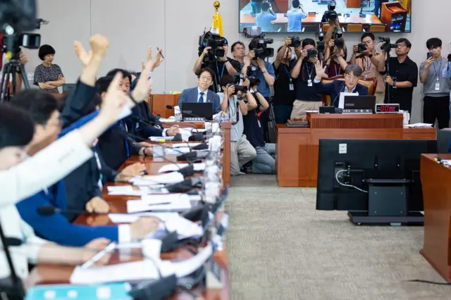 국회 법제사법위원회 제5차 전체회의에서 거수표결하는 의원들