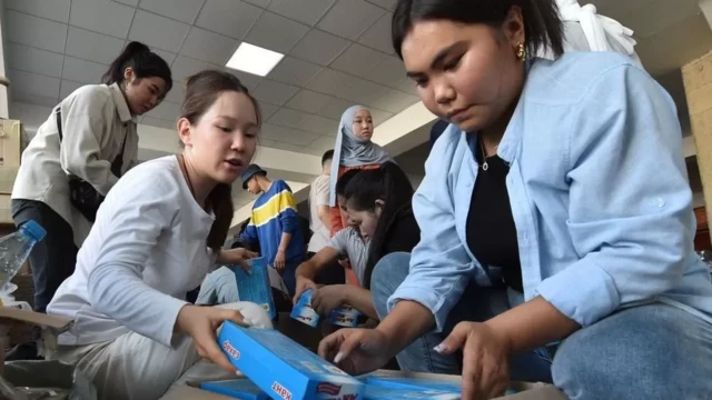 Các tình nguyện viên thu thập viện trợ cho người sơ tán ở Kyrgyzstan