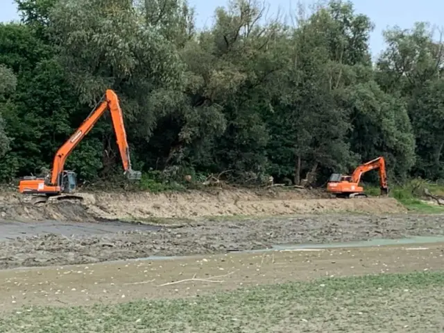 Bageri prokopavaju kanal