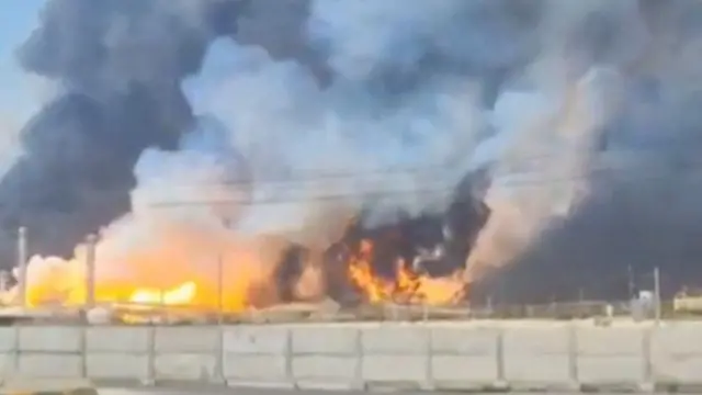 ستونی از دود و آتش در نزدیکی میدان گازی پارس جنوبی، در پی یک حمله و در جریان درگیری میان ایالات متحده و اسرائیل با ایران، در استان بوشهر ایران، در تاریخ چهارشنبه ۲۷ اسفند ۱۴۰۴، در این تصویر گرفته‌شده از یک ویدئوی منتشرشده در شبکه‌های اجتماعی دیده می‌شود.