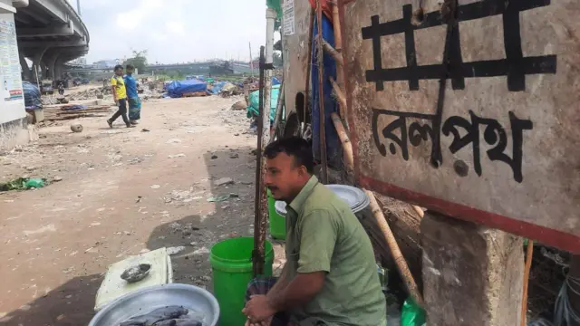 খিলক্ষেত রেলগেটের পাশে উচ্ছেদ অভিযান