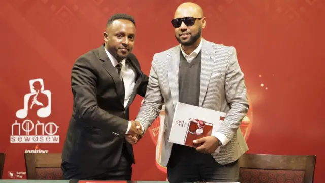 ድምጻዊ አብነት አጎናፍር ከሰዋሰው መልቲሚዲያ ጋር በተፈራረመበት ወቅት