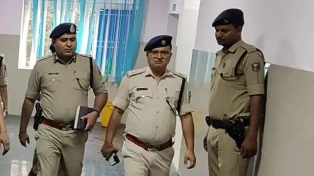 தலைமறைவாக உள்ளவர்களைக் கைது செய்வதற்கான தேடுதல் வேட்டை நடைபெற்று வருவதாகக் காவல்துறை தெரிவித்துள்ளது.
