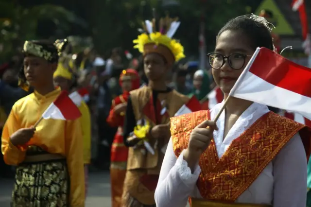 Sebuah pawai budaya turut memeriahkan upacara peringatan HUT ke-73 Kemerdekaan Republik Indonesia di luar Istana Kepresidenan, Jakarta, pada 17 Agustus 2018.