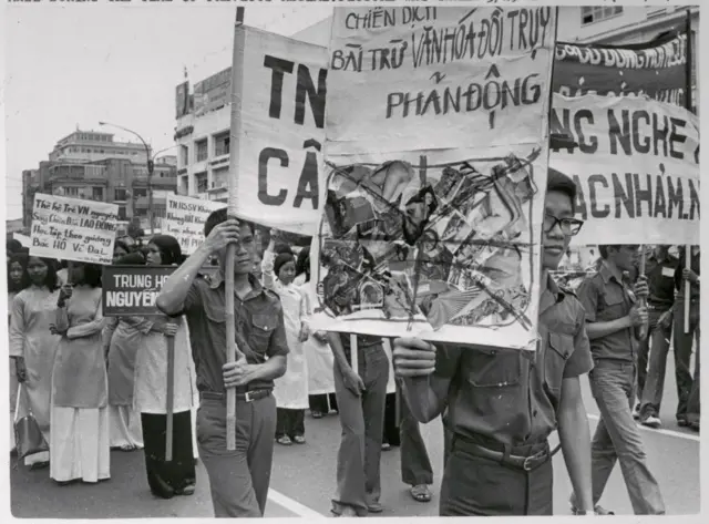 Sau chiến thắng 30/4/1975, những người cộng sản bắt đầu áp đặt lối sống, tư tưởng, văn hóa của họ lên toàn xã hội. Trong ảnh: Một chiến dịch tuyên truyền bài trừ "văn hóa phẩm phản động, đồi trụy" vào tháng 5/1975 tại Sài Gòn.
