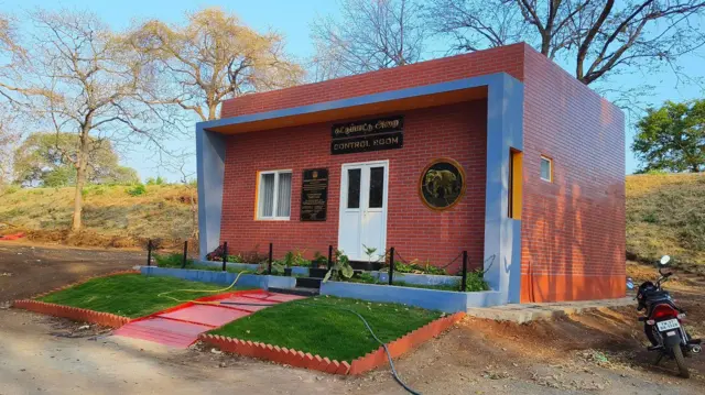 கோவை: யானைகள் ரயில் விபத்தில் சிக்காமல் தடுக்கும் அதிநவீன AI கேமரா - பிபிசி தமிழின் நேரடி விசிட்