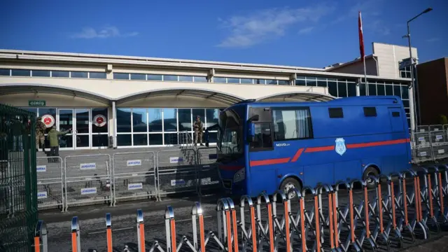Silivri Cezaevi'nin karşısında bulunan duruşma salonunun önünde bir cezaevi aracı bulunuyor