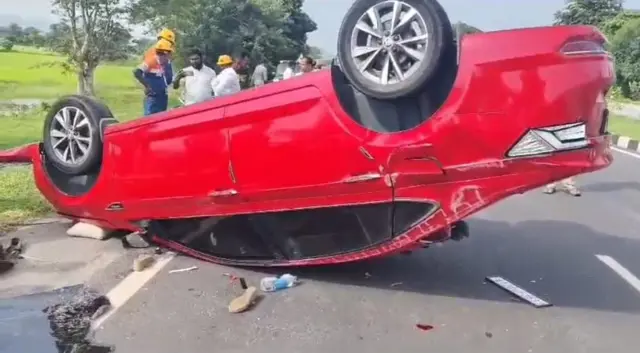 మాధురి ప్రయాణించిన కారు 