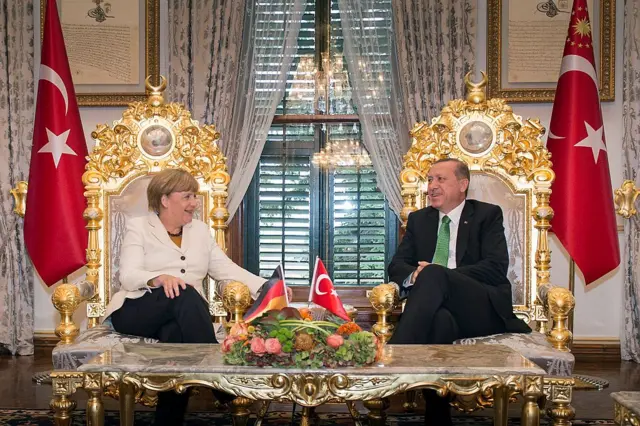 Merkel ve Erdoğan, altın sandalyelerde oturuyor