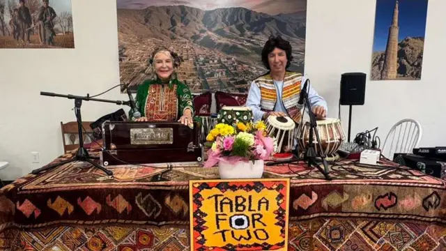 ابیگیل و مسعود عمری با همکاری هم، گروه «طبله برای دو نفر» را راه‌اندازی کردند.