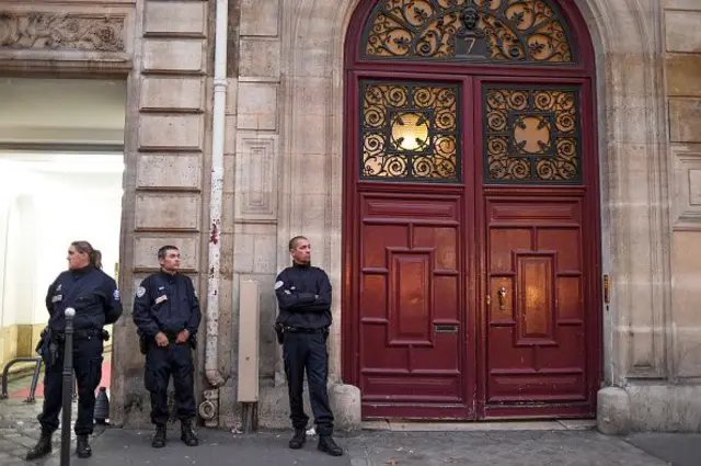 Policija ispred luksuznog apartmana u kojem je Kim Kardašijan bila opljačkana pod pretnjom oružjem
