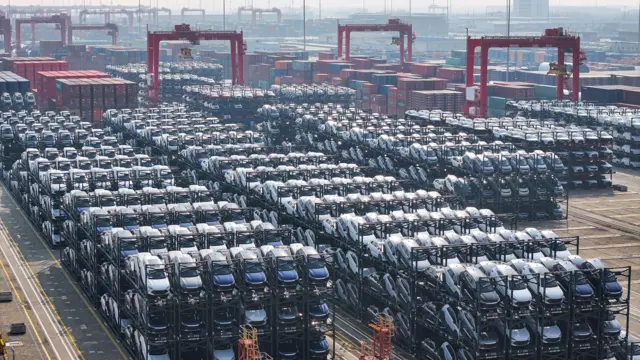 Китайский автопром готовит вторжение в Европу. Электромобили BYD перед погрузкой в порту Сучжоу